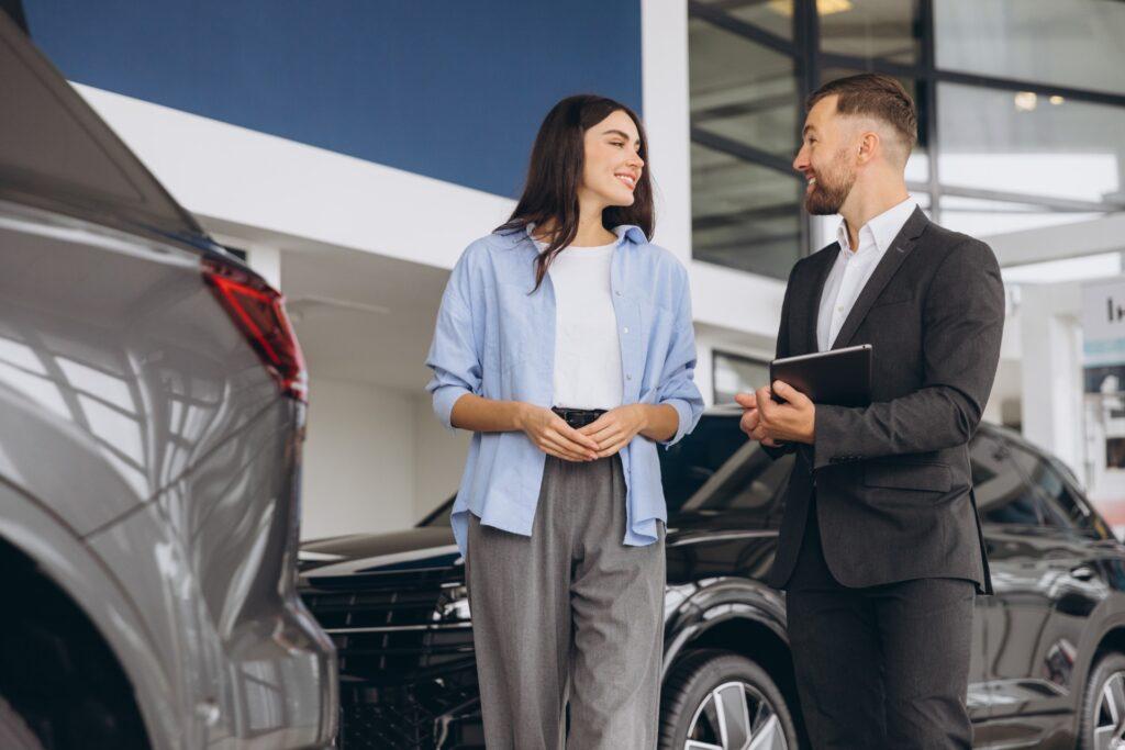 Plná moc k přepisu vozidla pověřuje druhou osobu nebo autosalon, aby přepis provedl jménem zmocnitele.