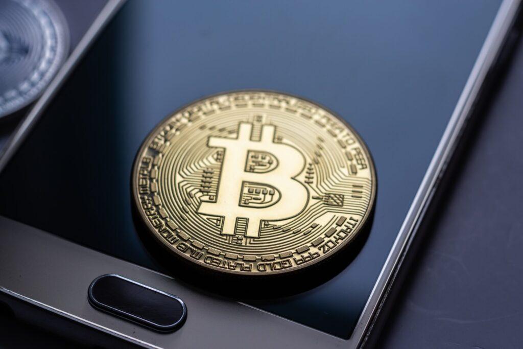 Koupě Bitcoinu je možná na burzách jako Binance, Kraken či Coinbase, případně v českých směnárnách Coinmate a Simplecoin.