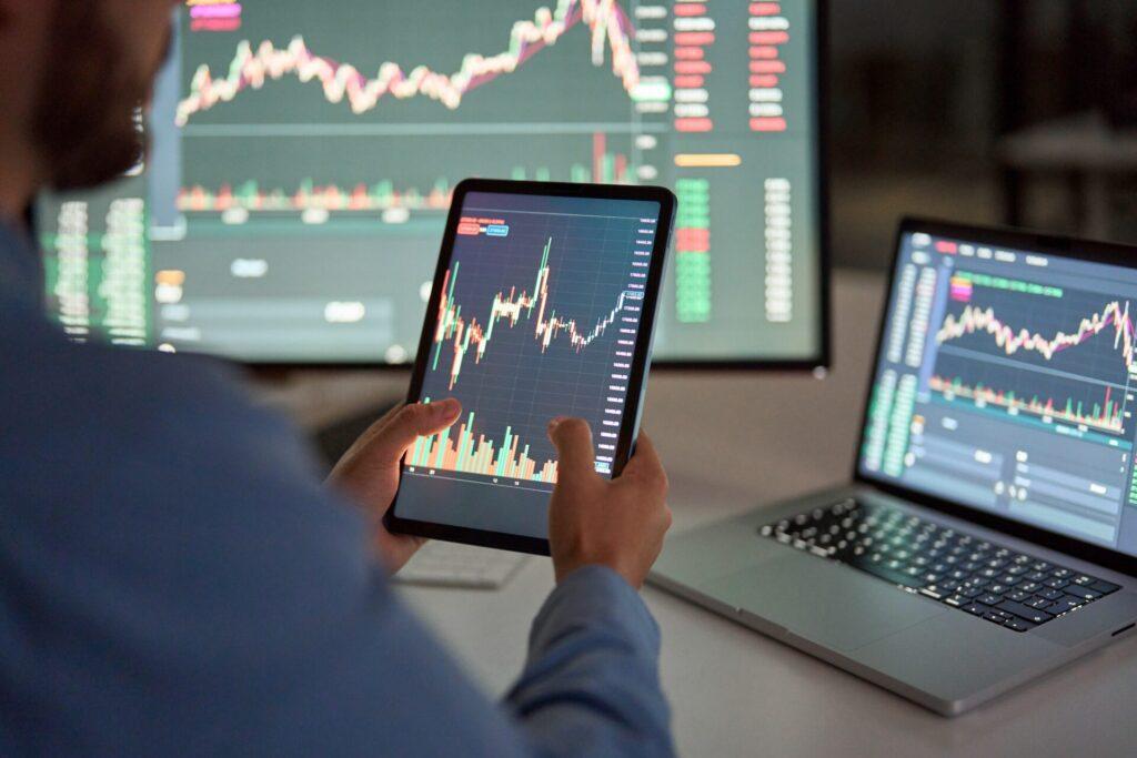 Zdůrazněn je význam široké diverzifikace, která snižuje vliv výkyvů jednotlivých firem na celkové zhodnocení investice.